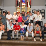 Photo de groupe sur les marches de la Chapelle des Dominicaines