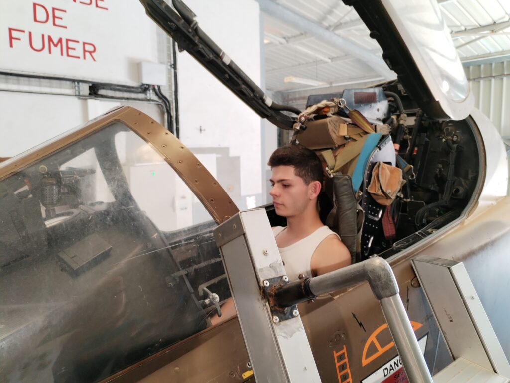 Un jeune dans le cockpit d'un avion