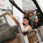 Un jeune dans le cockpit d'un avion