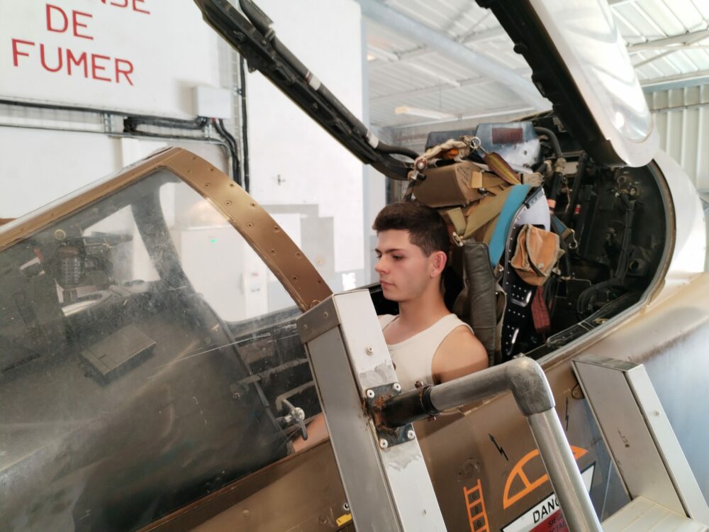 Un jeune dans le cockpit d'un avion
