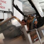 Un jeune dans le cockpit d'un avion