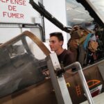 Un jeune dans le cockpit d'un avion