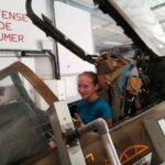 Une jeune dans le cockpit d'un avion