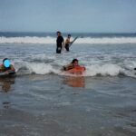 Les jeunes à l'eau avec leurs planches