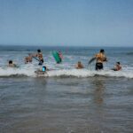 Les jeunes à l'eau avec leurs planches