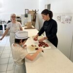 2 jeunes et Elona coupent des fraises