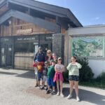 Photo de groupe devant l'entrée du Parc animalier des Angles