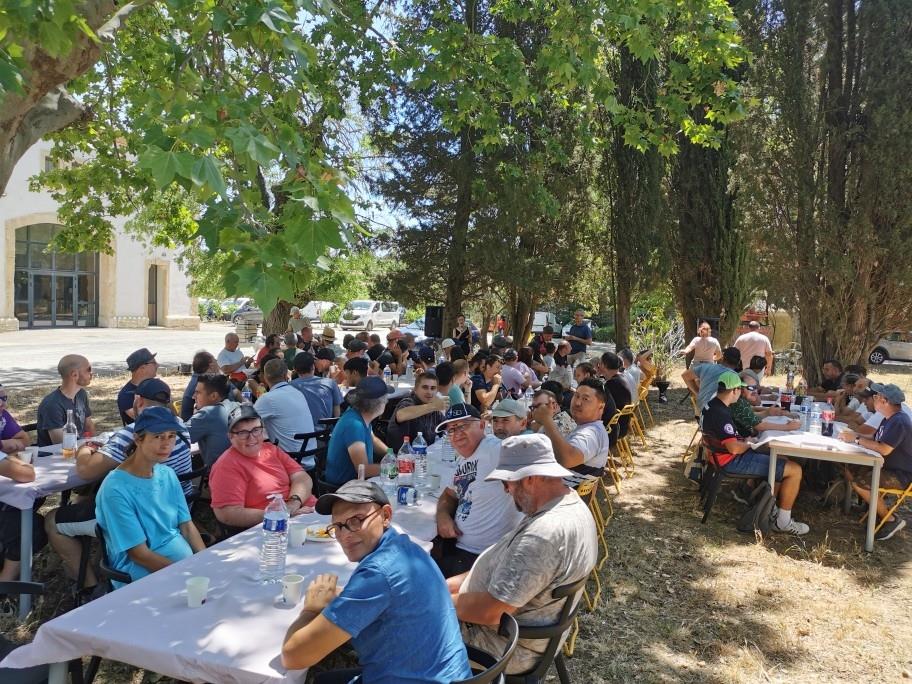 Repas convivial à l'ombre des platanes