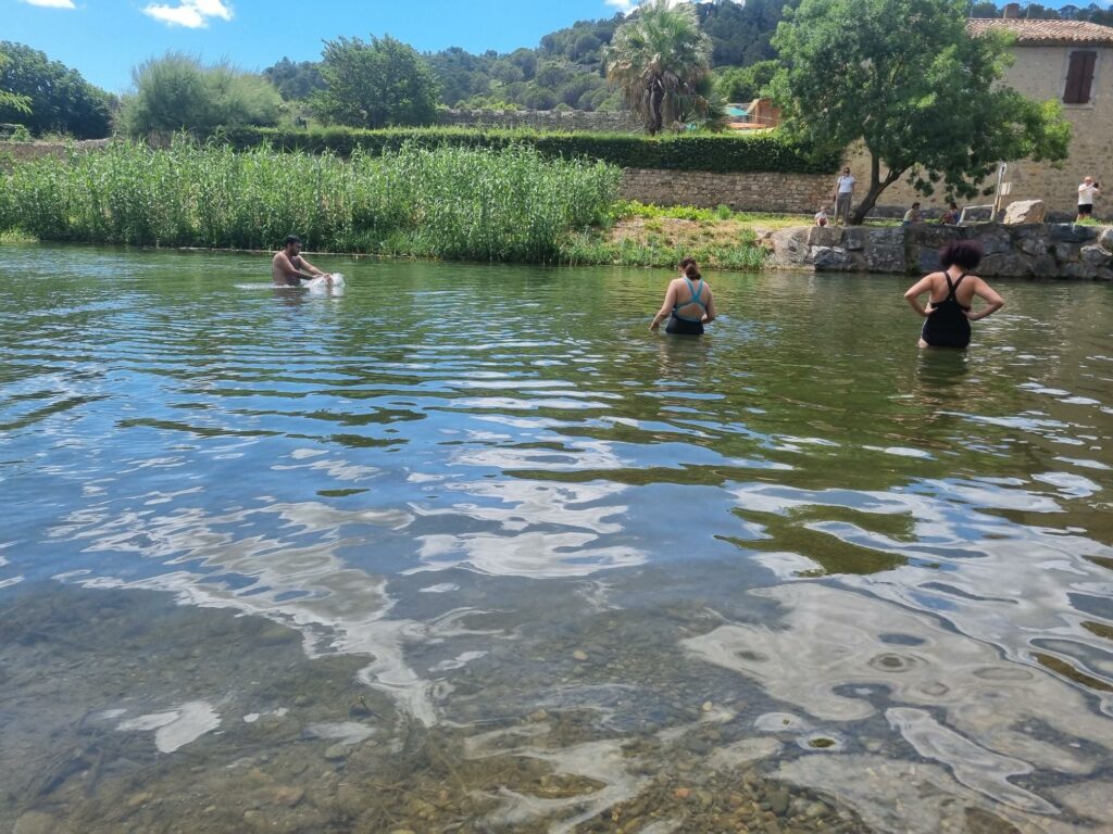 Trois personnes dans la rivière