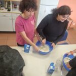 Deux résidentes préparent la pâte à crêpes