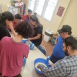 Les résidents autour de la table confectionnent de bonnes crêpes