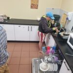 Dans la cuisine en plein rangement