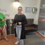 Une personne danse dans le grand hall