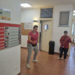 Deux personnes dansent dans le grand hall