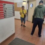 Deux personnes dansent dans le grand hall