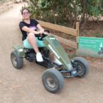 Une personne dans une voiturette