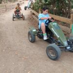 Les jeunes font une course de voiturettes