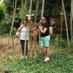 Deux personnes près de la fausse girafe