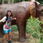Une jeune fille près d'un faux éléphant