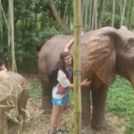 Deux jeunes avec les faux éléphants