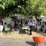 Buffet gourmand à l'ombre des arbres