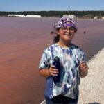 Une jeune dans les salins roses