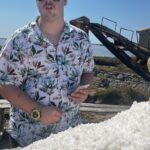 Un jeune près d'un tas de sel