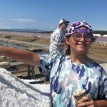 Une jeune près d'un tas de sel