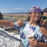 Deux jeunes près d'un tas de sel