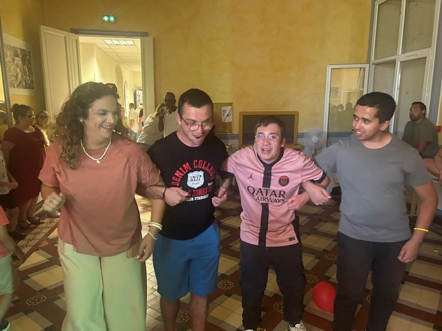 4 jeunes dansent
