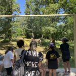 Les jeunes devant l'enclos du léopard