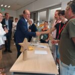 Jean Castex serre la main d'Yvon