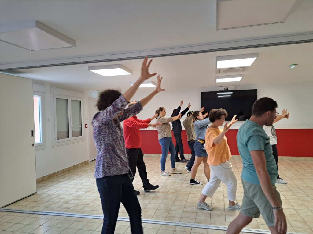 Le groupe et Isabelle sollié durant le cours de danse