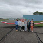Photo de groupe devant l'avion avec Nicole Cathala