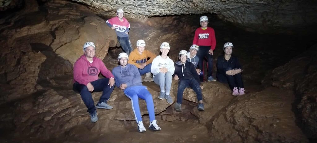 Photo de groupe dans la grotte