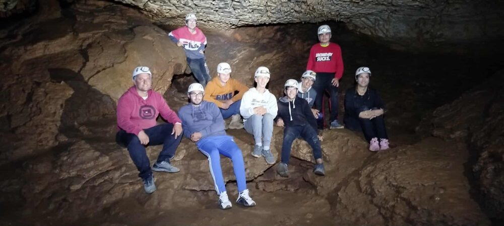 Photo de groupe dans la grotte