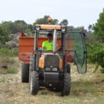 Le conducteur du tracteur et de la benne