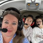 Dans le cockpit, deux jeunes est leur éducatrice