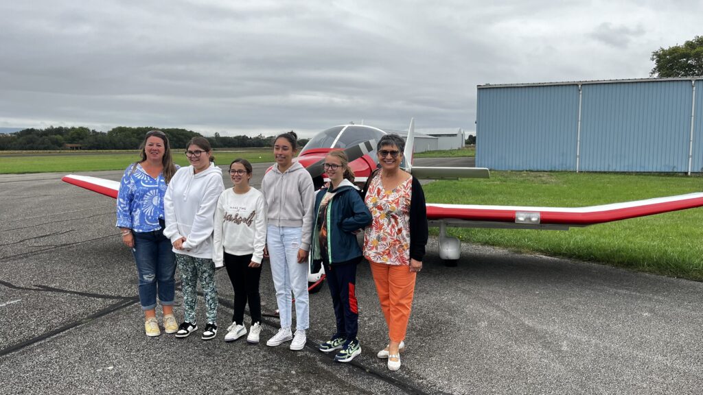 Photo de groupe devant l'avion avec Nicole Cathala