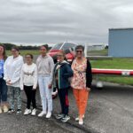 Photo de groupe devant l'avion avec Nicole Cathala