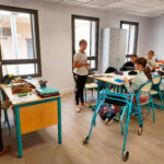 5 jeunes et leur enseignante dans leur classe