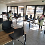 Deux jeunes de l'atelier nettoyage des locaux dans le self