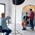 Un jeune homme prend la pose durant les photos de classe individuelles