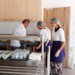 Les jeunes de l'atelier cuisine et un encadrant dans le self