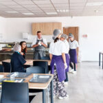 Les jeunes de l'atelier cuisine et leurs encadrants dans le self