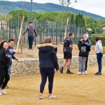 Des jeunes jouent dans la cour