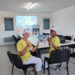 Les deux formatrice dans la salle de réunion. En arrière plan la projection d'un diaporama