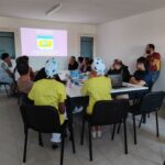 Autour de la table, formatrices, résidents et professionnels visionnent un diaporama