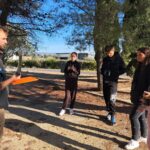 4 jeunes écoutent attentivement l'animateur