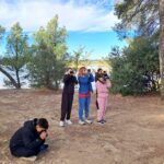 5 jeunes regardent dans des jumelles